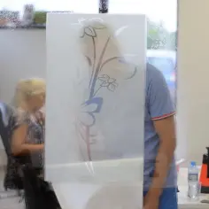 Jak przykleić naklejkę na okno bez pęcherzyków i frustracji?