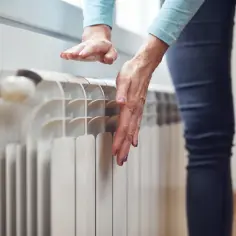 Dlaczego grzejnik jest zimny na dole? 5 przyczyn i rozwiązań