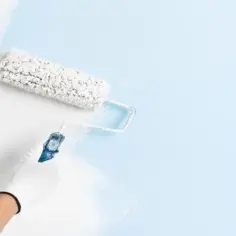 Malowanie sufitu równolegle czy prostopadle do okna - klucz do perfekcji