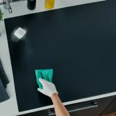 Skuteczne metody czyszczenia czarnych mebli matowych bez smug i zarysowań