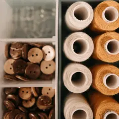 Pasmanteria meblowa w stylu retro – guziki, frędzle i lamówki, które odmienią wnętrze
