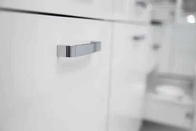 Zdjęcie Czym czyścić białe meble, aby uniknąć trwałych plam i zniszczeń?