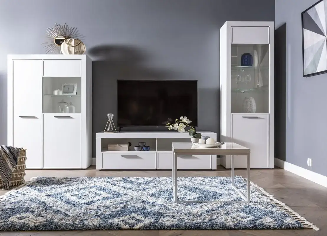 Zdjęcie Jakie dodatki wybrać do szarych ścian i białych mebli – porady aranżacyjne
