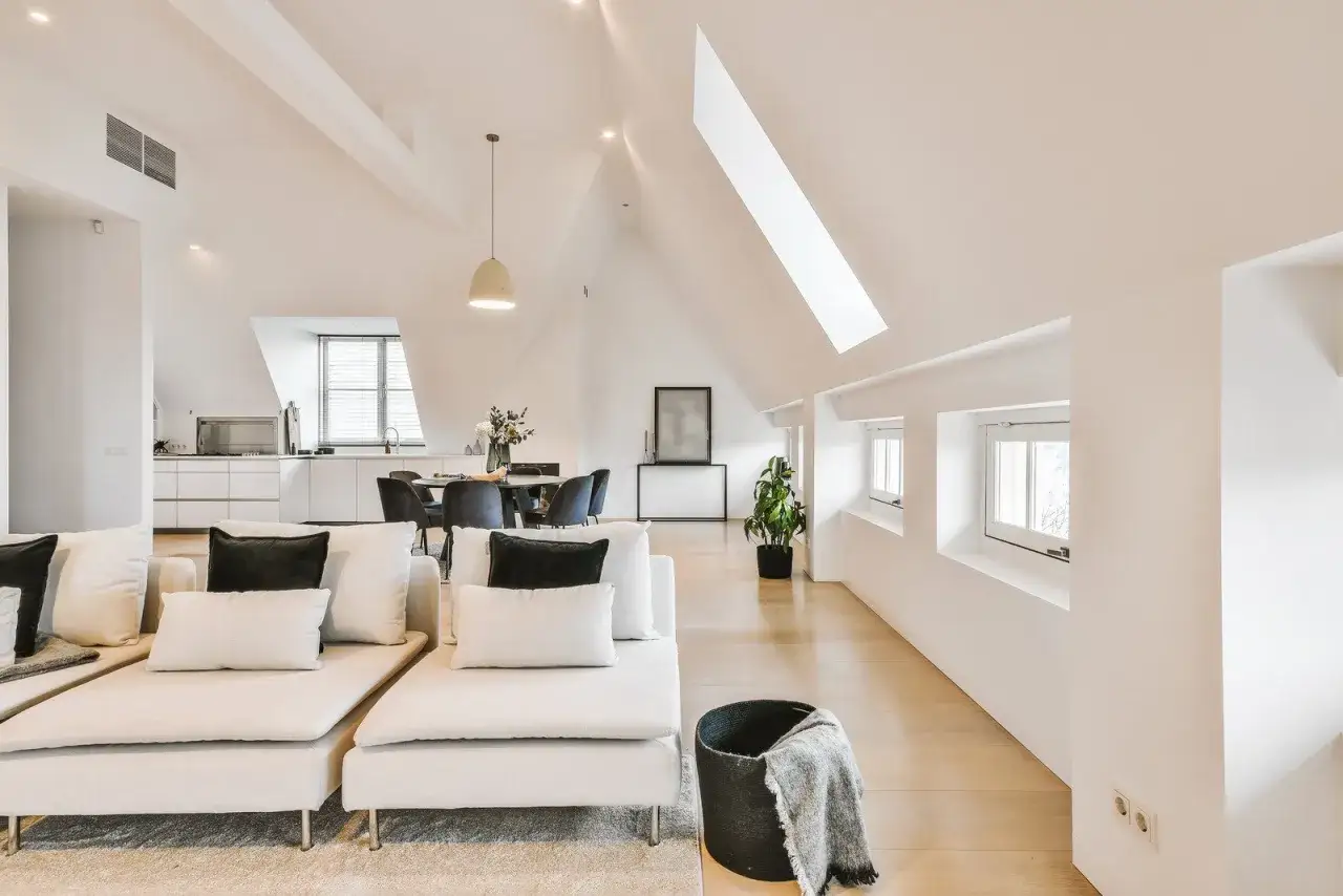 Zdjęcie Jak urządzić salon na poddaszu - inspiracje i zdjęcia, które zachwycają